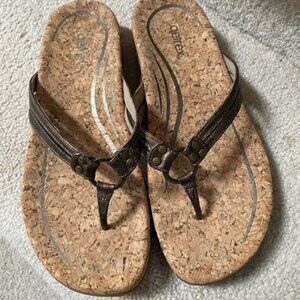 Aetrex Taylor Thong Sandals Gold Strappy Flip Flop Sz 7 Fall Pumpkin Festival